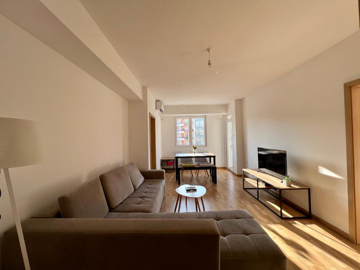 Sara'S Apartment Cozy And Close To Center With Private Parking Skopje Exterior foto